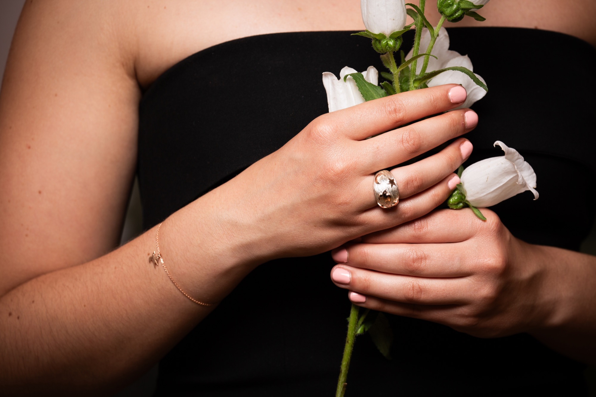 Bague Céleste portée, détail artisanal