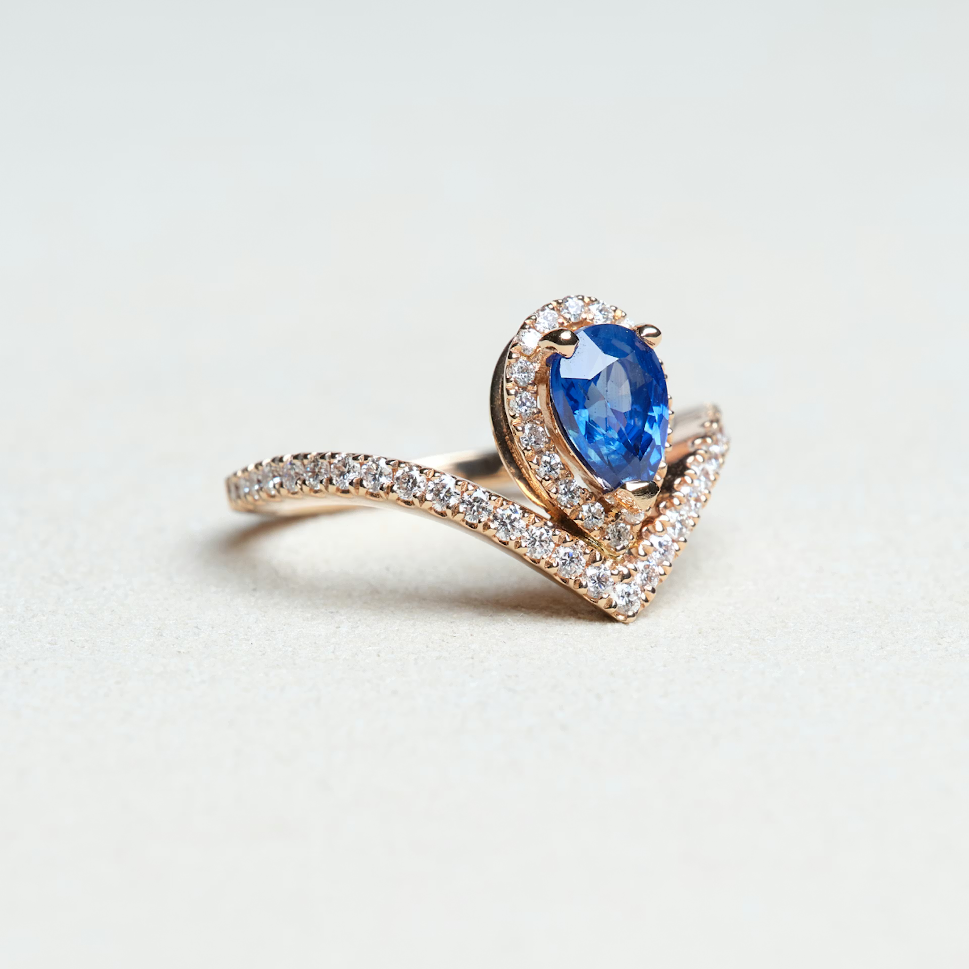 Bague Diane vue trois-quarts — détail du pavage diamants et du saphir