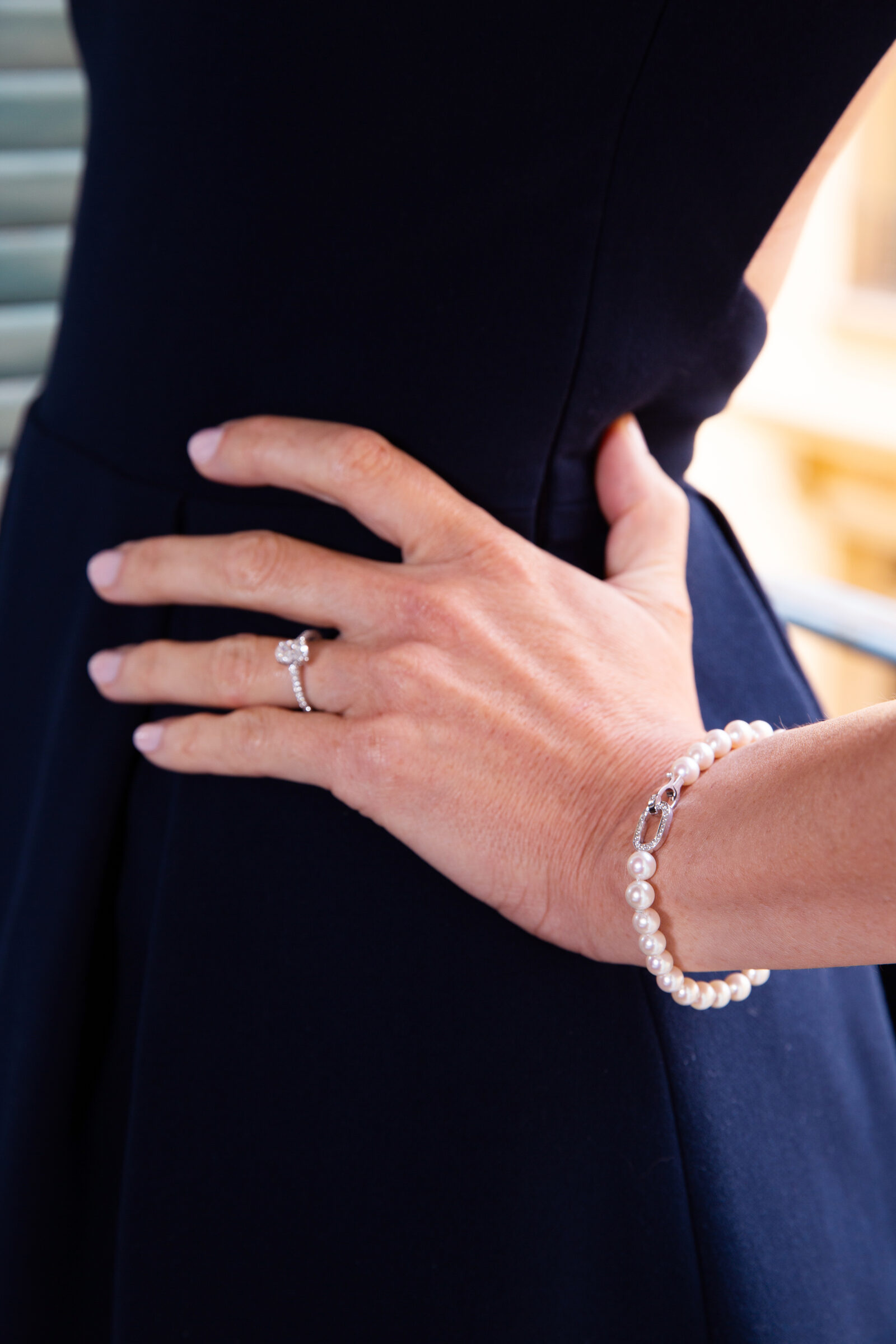 Bracelet de perles et bague Central Park — détail main sur la robe